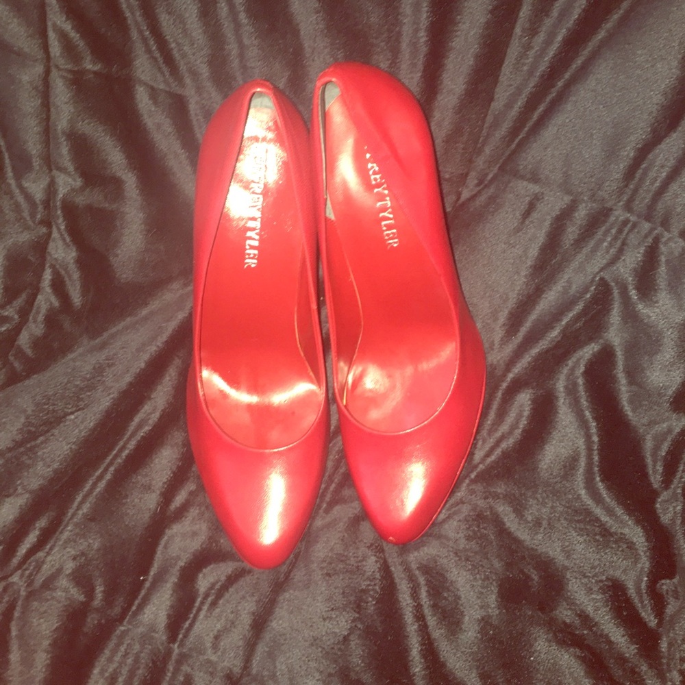 Used Jeffry Tyler red 4 inch high heals